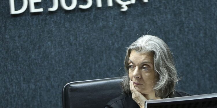 Cármen Lúcia vota por derrubar flexibilização da Lei da Ficha Limpa 