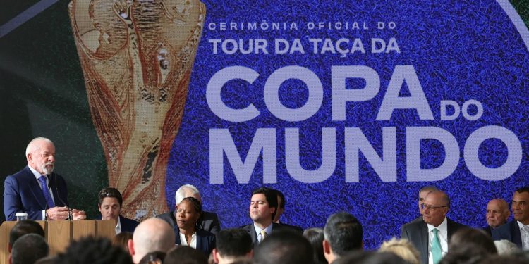 Lula sanciona lei da Copa do Mundo Feminina e reconhece pioneiras