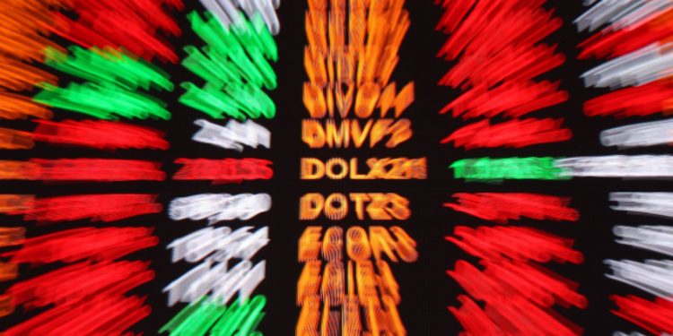 Bolsa sobe 1,16%, e dólar cai para R$ 5, apesar de medida dos EUA