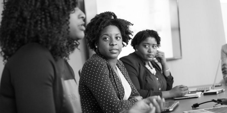 Desemprego entre mulheres negras jovens chega a 24,7%, aponta estudo